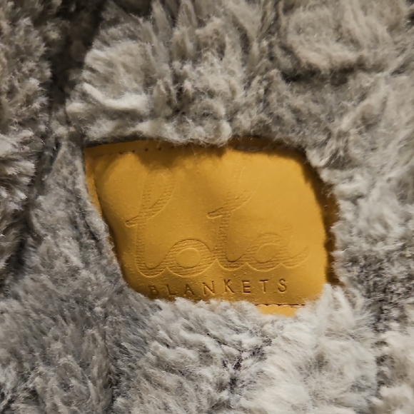 LOLA Smokey Skies Medium Blanket 50x60 - Picture 2 of 6